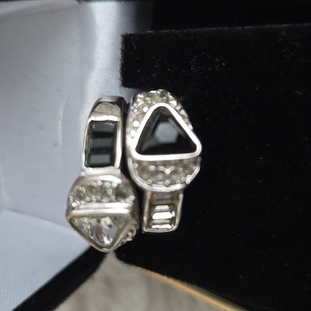 Black silver ring with gem detailing (size 5.5) - Picture 2 of 6